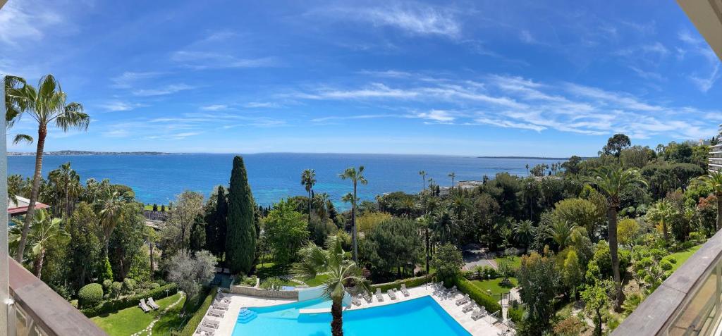 uma vista para o oceano a partir de um edifício em Super Cannes Sea Side em Vallauris