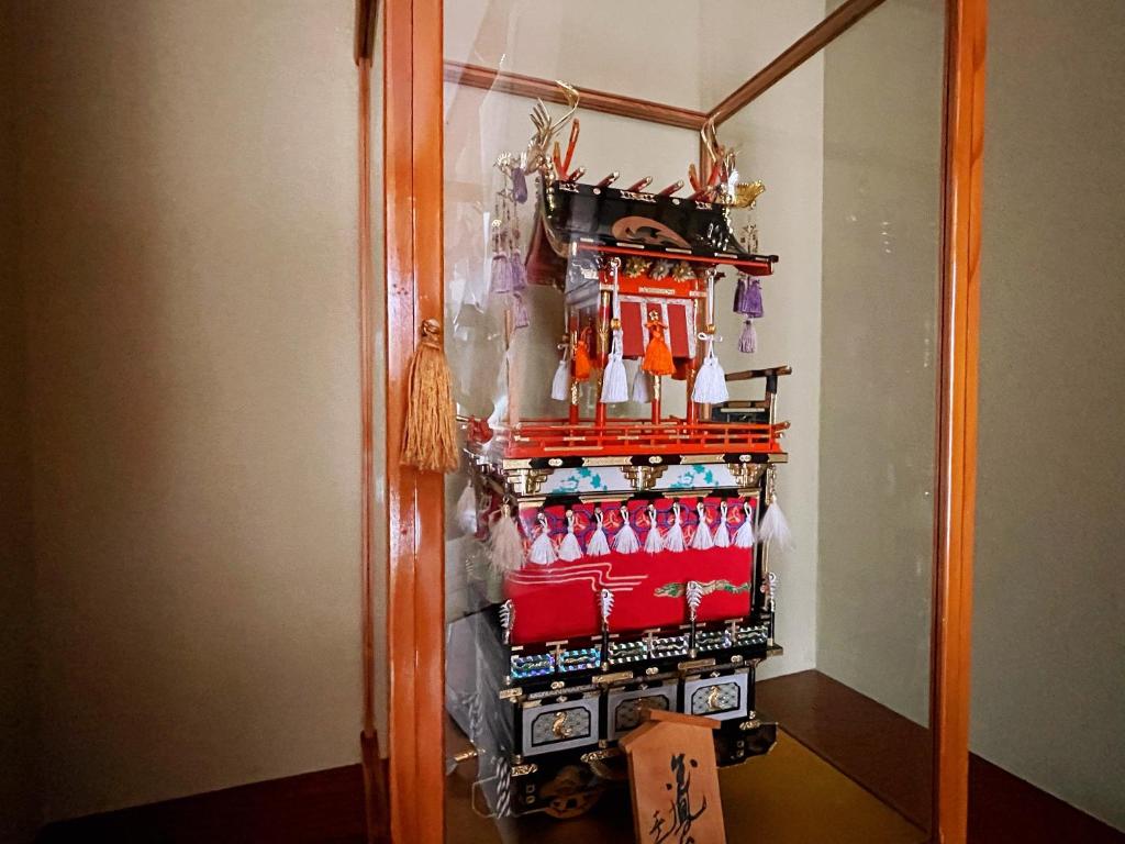 a room with a bunch of items on a wall at 和美庵国分寺全新改造的七房两厅独栋出租 可住18人和美庵 in Takayama