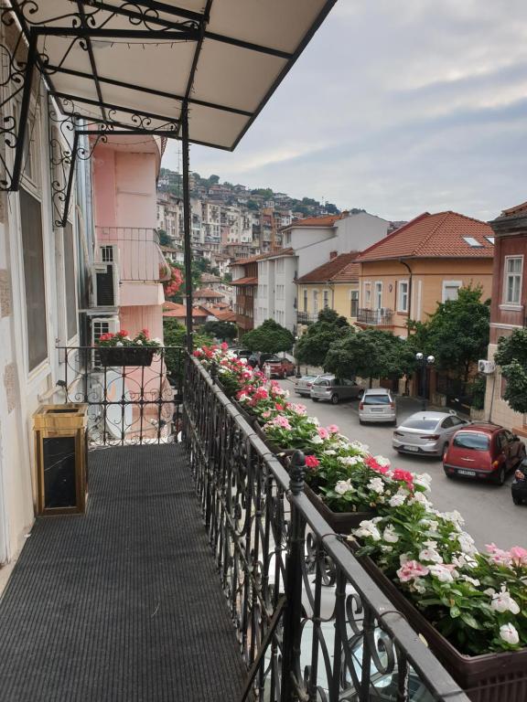 un balcón con flores en una calle de la ciudad en Къща за гости ДаРая, en Veliko Tŭrnovo