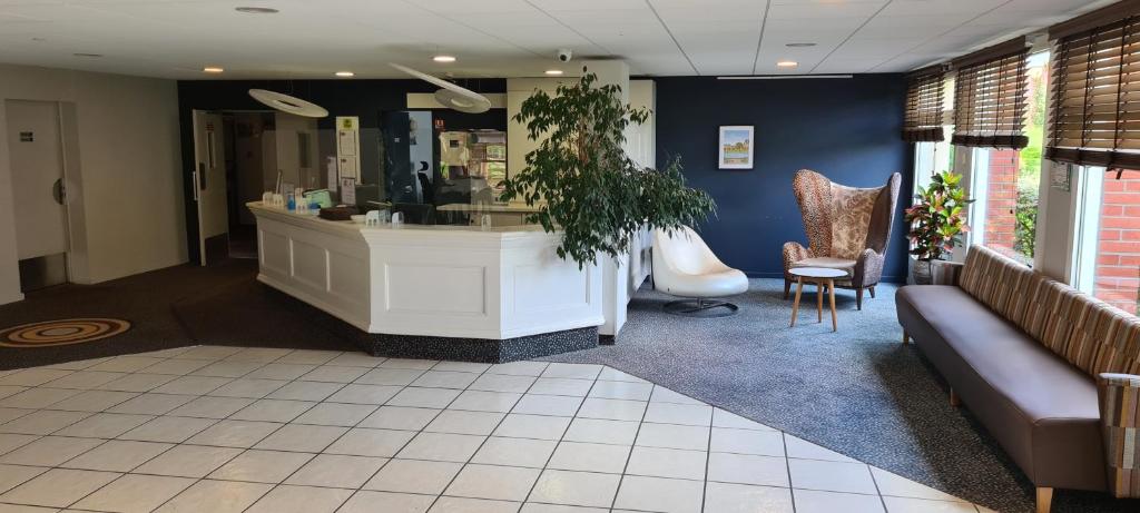 Posezení v ubytování Hostellerie Saint Vincent Beauvais Aeroport