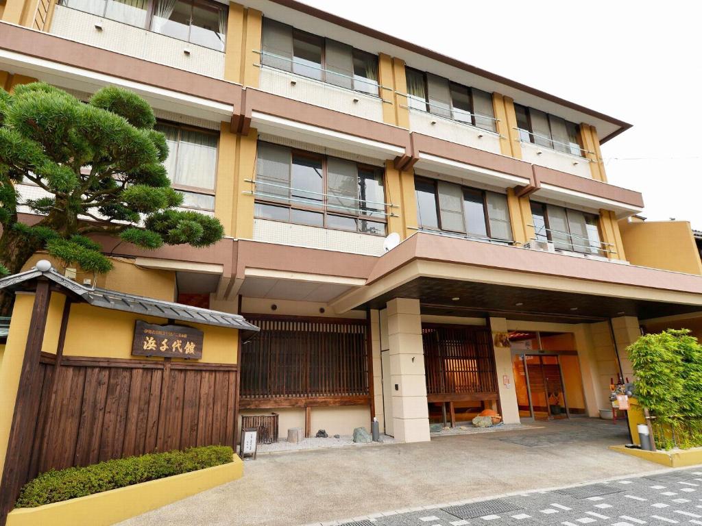 a building with a fence in front of it at Hamachiyokan in Ise