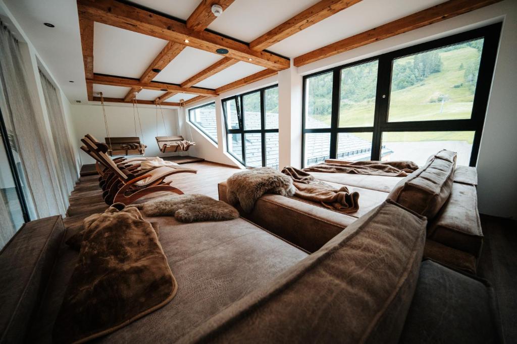 A seating area at Carpe Solem Rauris by ALPS RESORTS