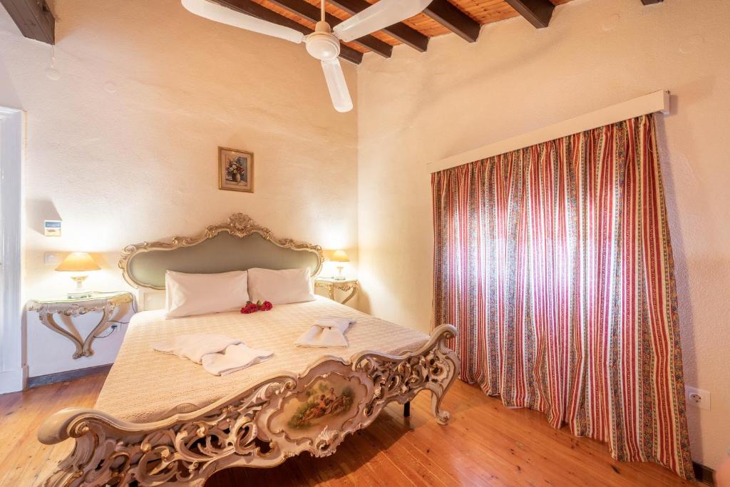 Postel nebo postele na pokoji v ubytování Archontiko Petrettini Boutique Hotel