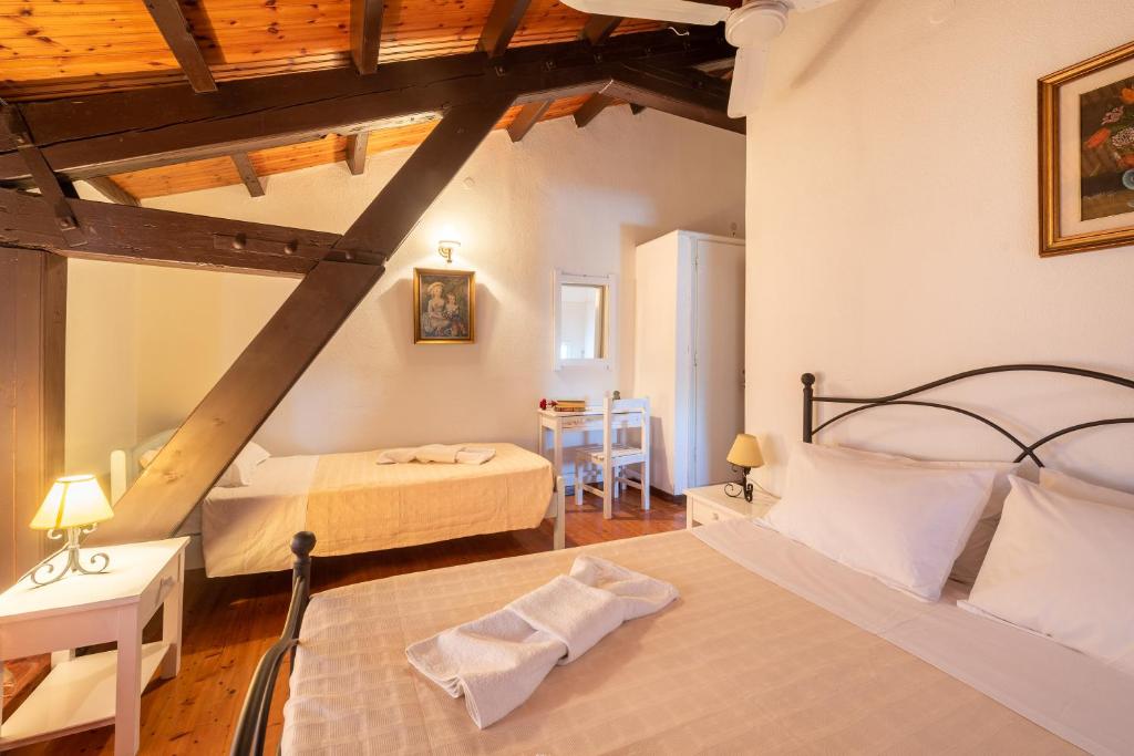 Postel nebo postele na pokoji v ubytování Archontiko Petrettini Boutique Hotel