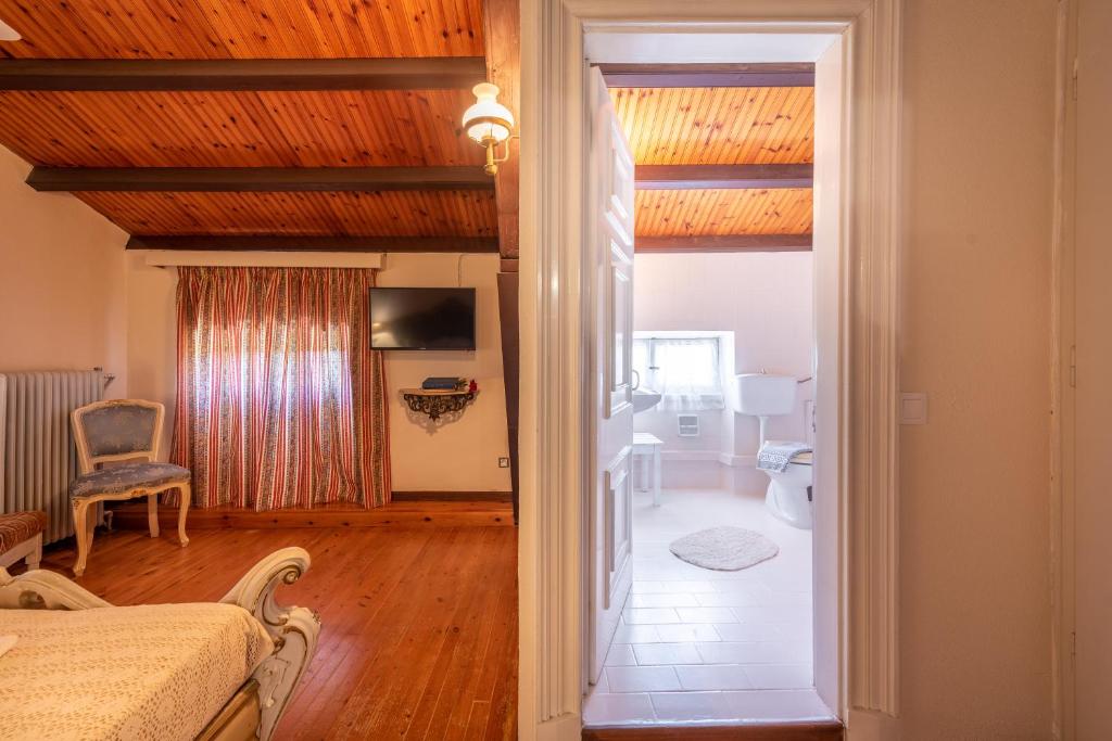 TV a/nebo společenská místnost v ubytování Archontiko Petrettini Boutique Hotel