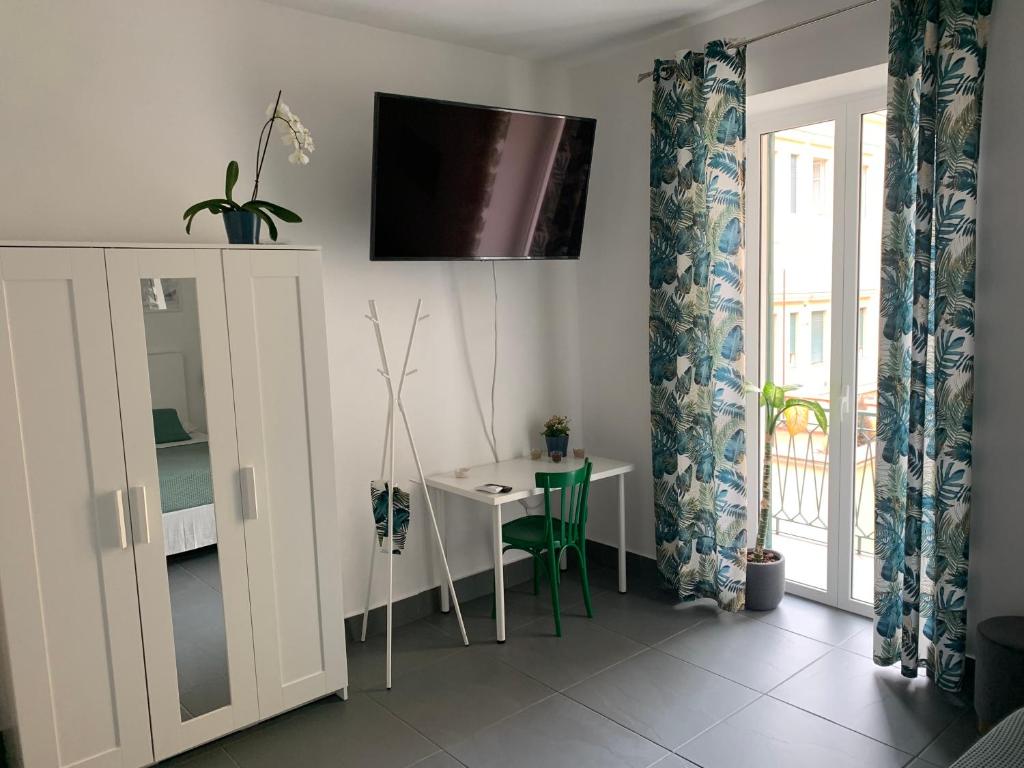 Telewizja i/lub zestaw kina domowego w obiekcie Le stanze dei desideri