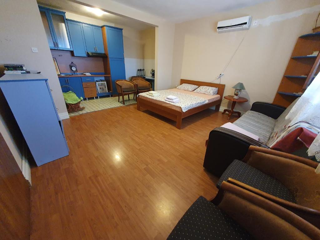 een woonkamer met een bank en een bed bij Guesthouse Skadar Lake - Pavle in Virpazar