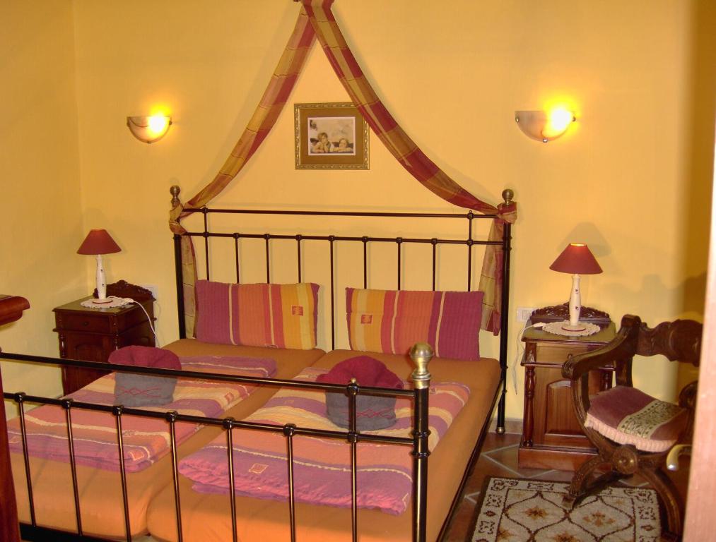 Ένα ή περισσότερα κρεβάτια σε δωμάτιο στο Holiday home in English style with sea view