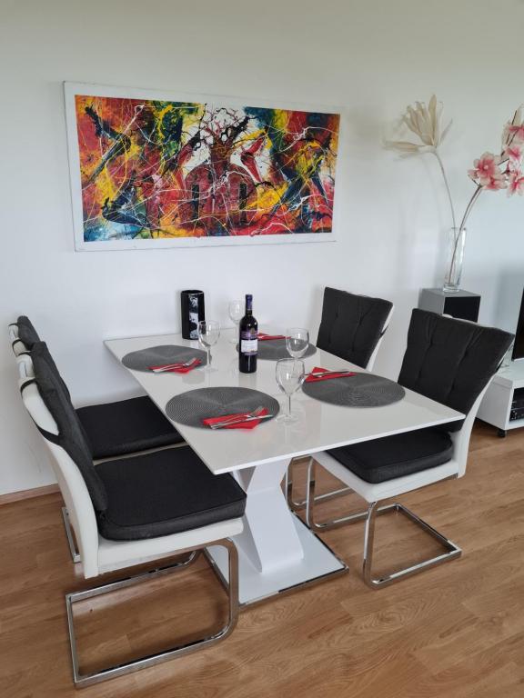 Część wypoczynkowa w obiekcie Prostorný 3 pokojový apartmán s dvěma terasami