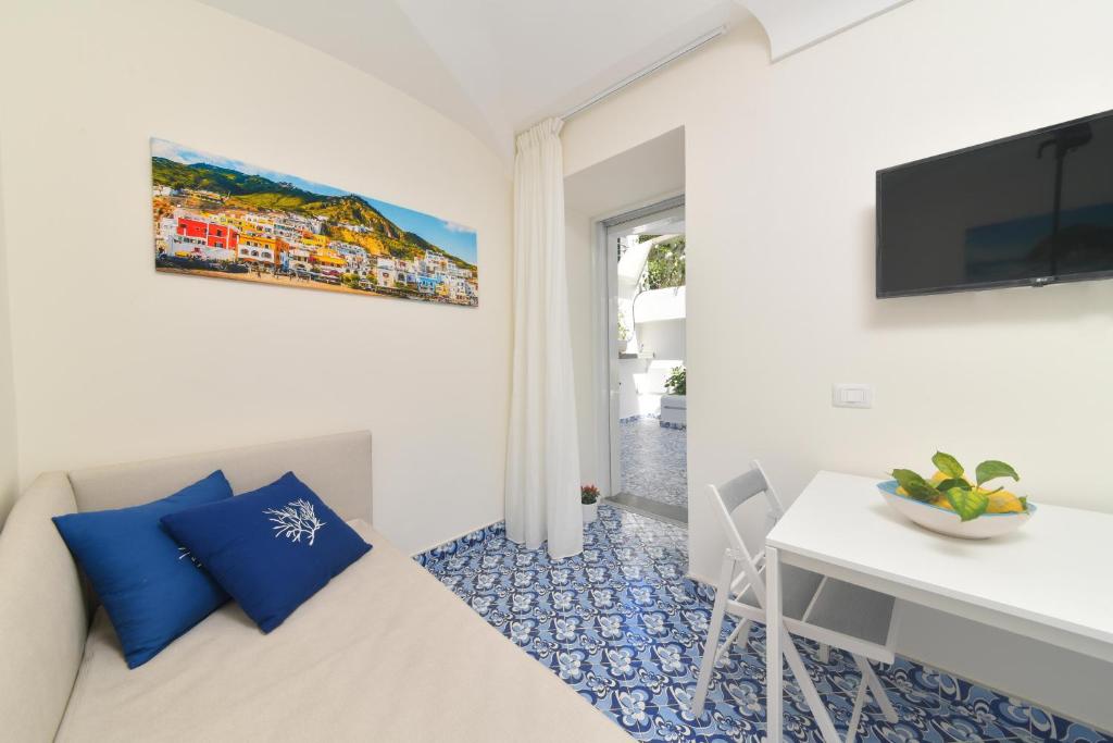 TV a/nebo společenská místnost v ubytování Ischia Mavilan Luxury Apartments