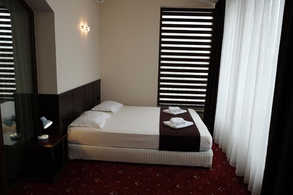 A bed or beds in a room at Hotel Dragalevtsi