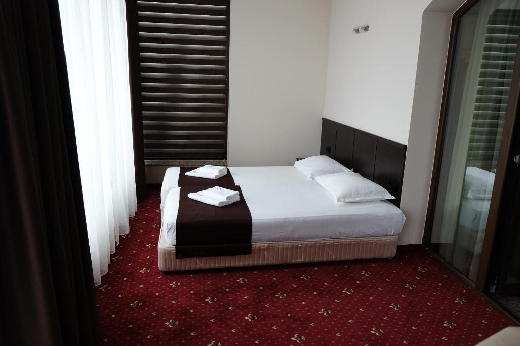 A bed or beds in a room at Hotel Dragalevtsi