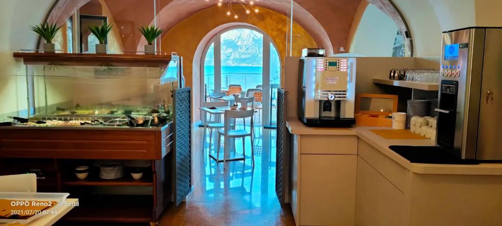 una cucina con finestra ad arco e piano di lavoro di Hotel Sirena a Malcesine