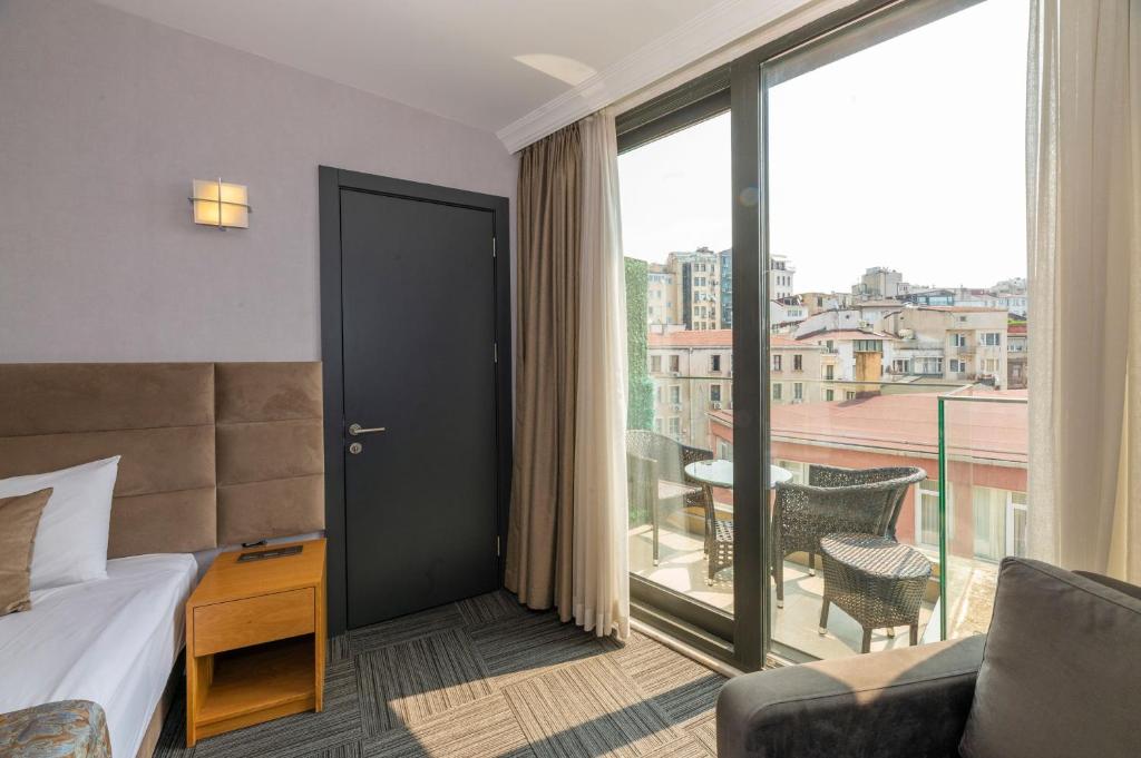 A seating area at Taksim Hotel V Plus