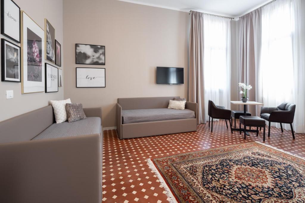 a living room with a couch and a table at Hotel Palazzo Martinelli Dolfin in Venice