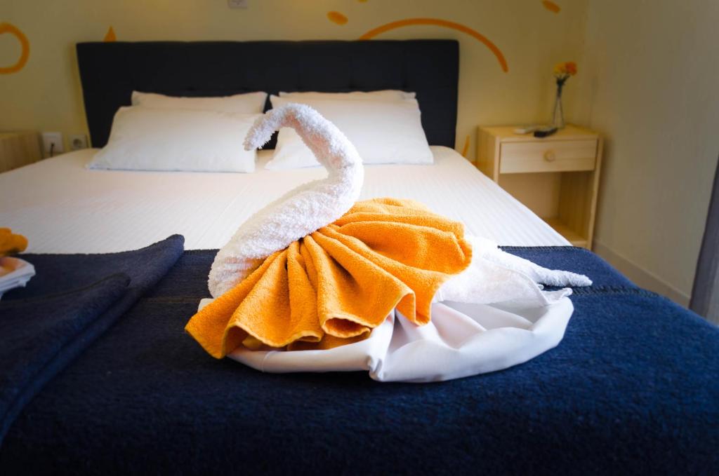 Łóżko lub łóżka w pokoju w obiekcie Hotel Tassos-Despina