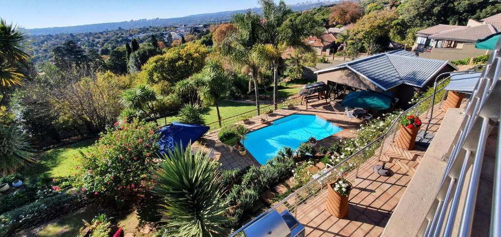 een luchtzicht op een huis met een zwembad bij Over The Moon Guesthouse in Johannesburg
