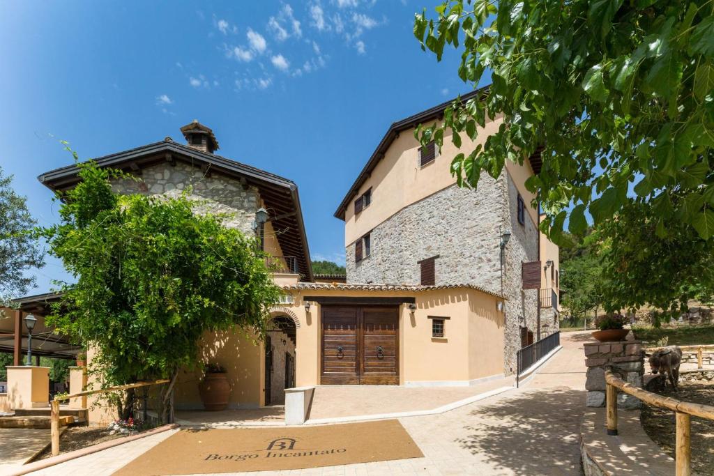 una imagen de una casa con garaje en Borgo Incantato Spoleto en Pompagnano