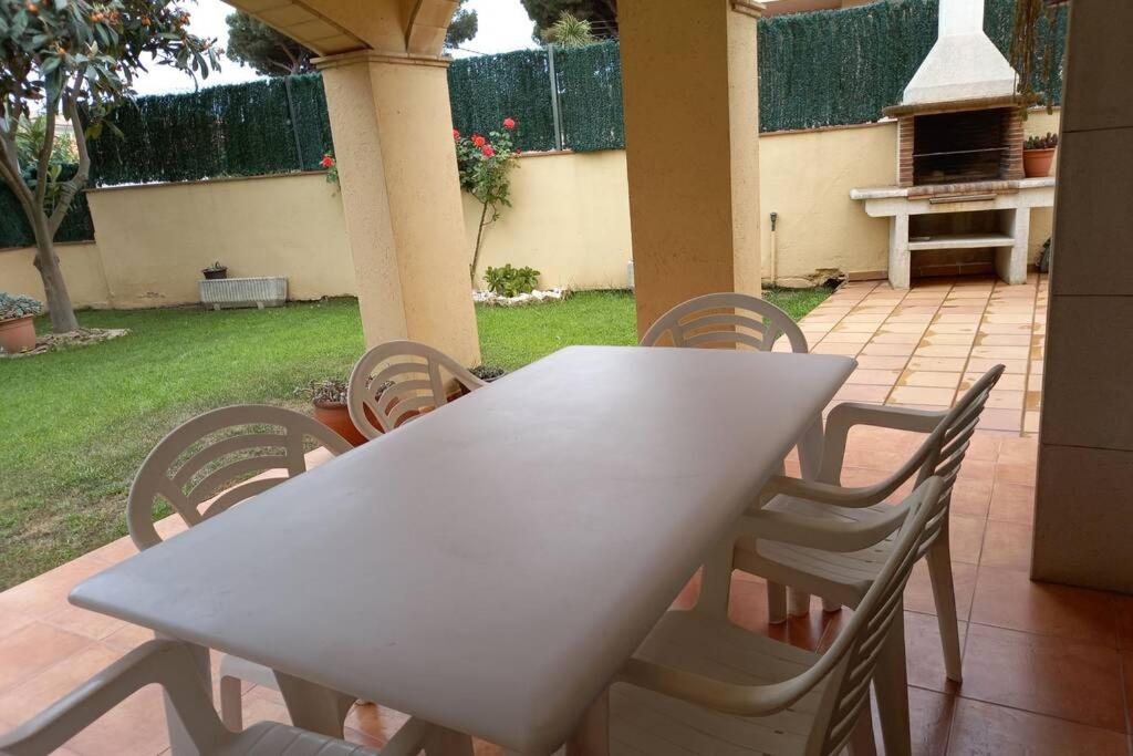 een witte tafel en stoelen op een patio bij Casa céntrica en Platja d'Aro, a 5min de la playa in Platja  d'Aro