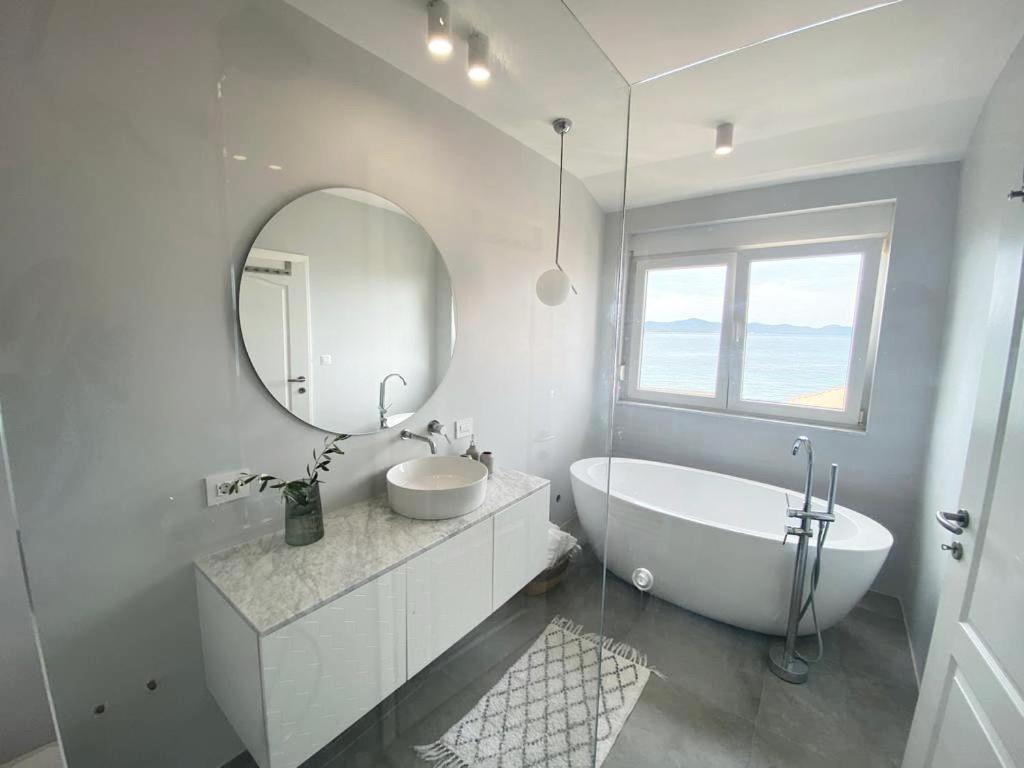 Kúpeľňa v ubytovaní Apartment Beachfront Petar