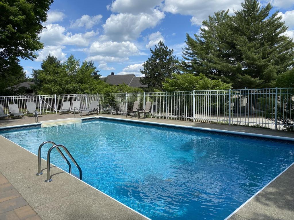 Kolam renang di atau dekat dengan Sugarbush Snowside Condo 14