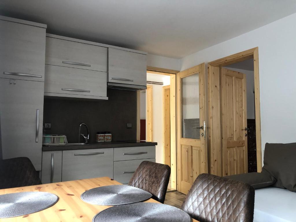 Kuchyň nebo kuchyňský kout v ubytování Apartments & Rooms Preseren