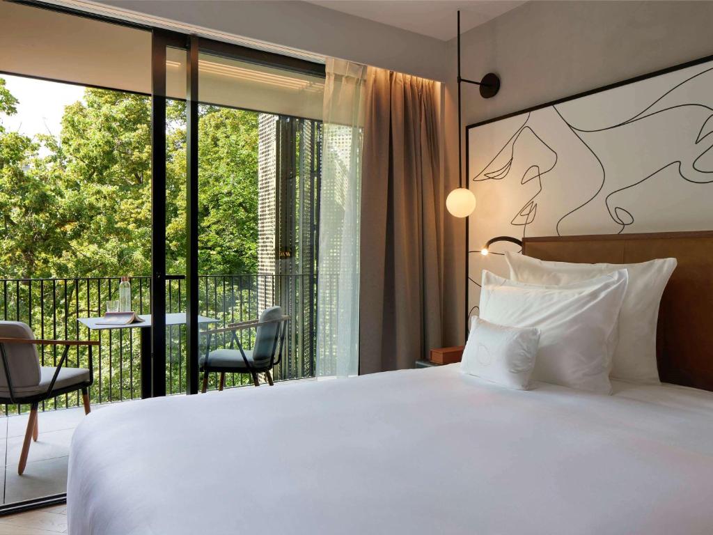 Postel nebo postele na pokoji v ubytování L'Esquisse Hotel & Spa Colmar - MGallery Collection