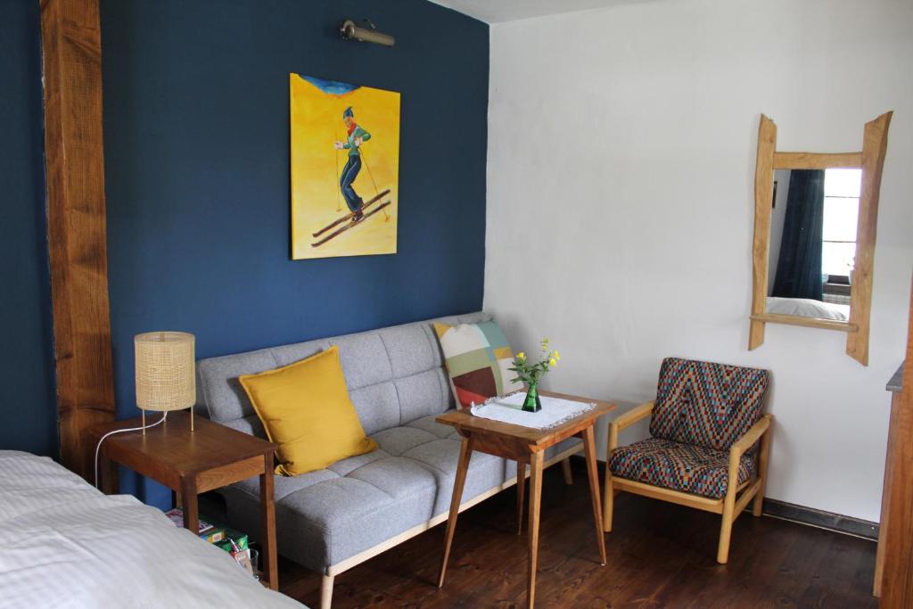 チスナにあるStudio - mieszkanie wakacyjne.のソファ、テーブル、椅子が備わる客室です。