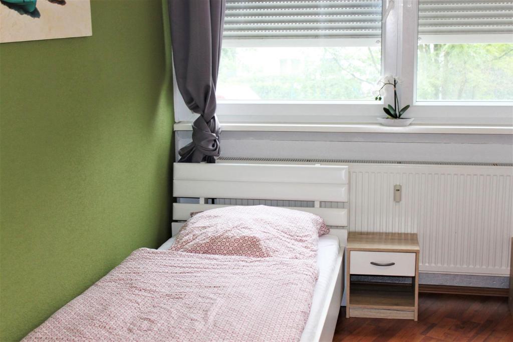 ベルギッシュ・グラートバッハにあるWork and Stay Bergisch Gladbachの小さなベッドルーム(ベッド1台、窓付)