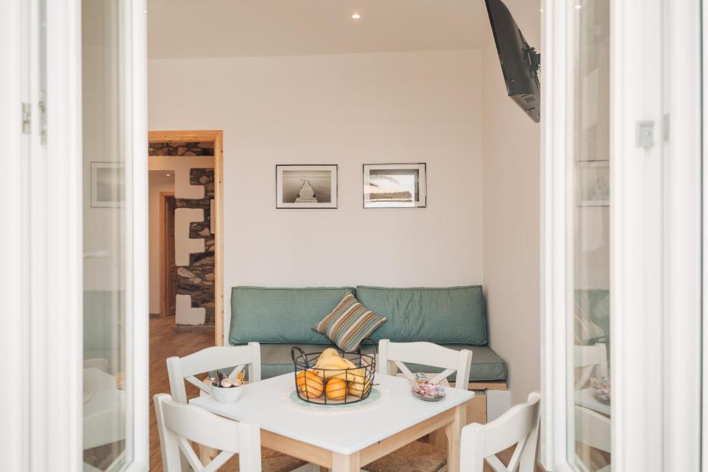 Posezení v ubytování Votsalo Cozy Apartments