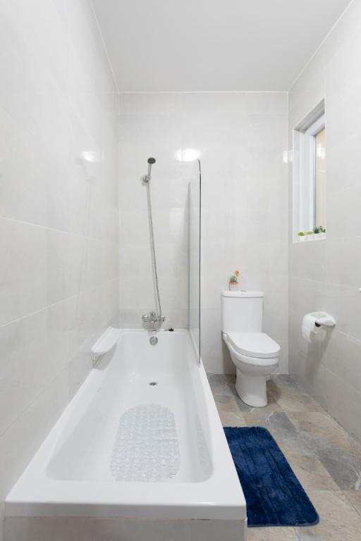 Koupelna v ubytování F3 Room 3, Private Room two single beds shared bathroom