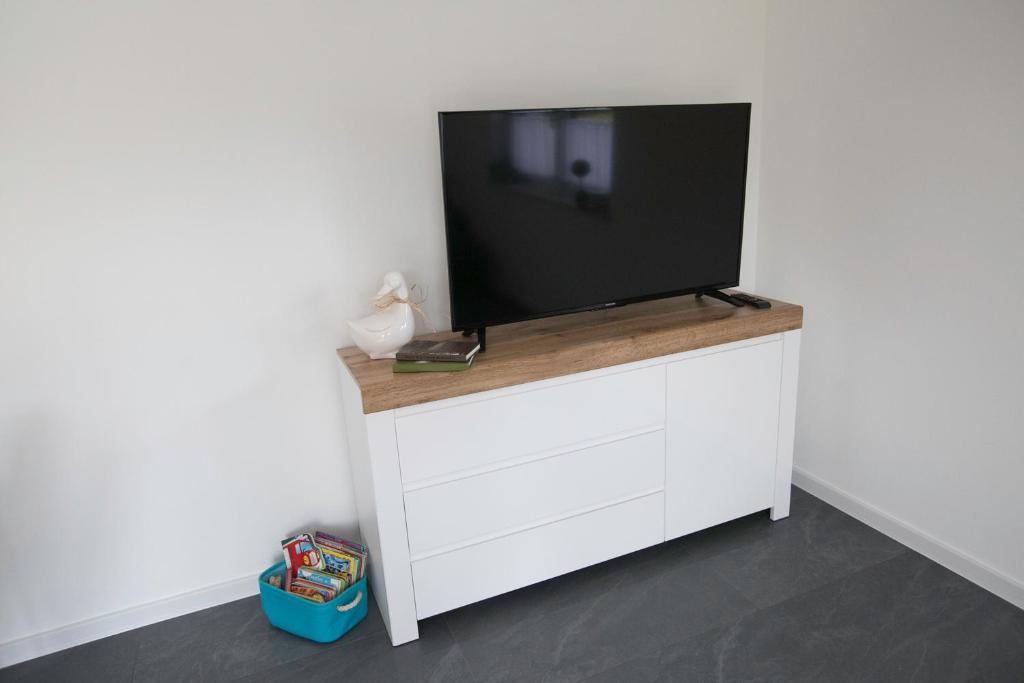 Televízia a/alebo spoločenská miestnosť v ubytovaní Apartamenty Perła Orawy