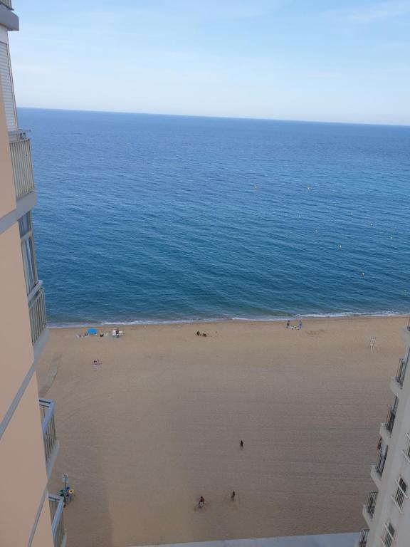 - une vue sur la plage depuis un bâtiment dans l'établissement Apartamento moderno sobre el mar, à Platja d'Aro
