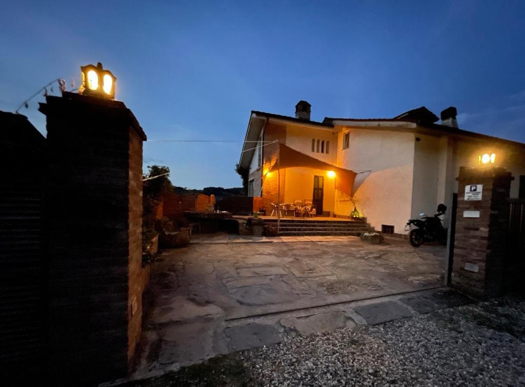 una casa con luces al costado de ella por la noche en Bella Gavi - natura e relax, en Gavi