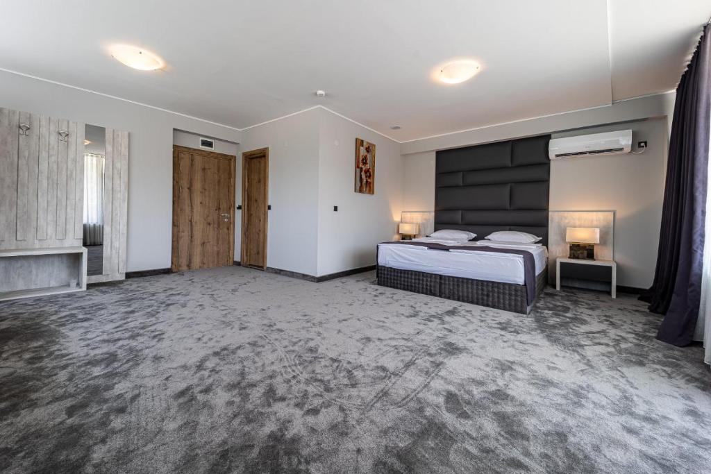 Postel nebo postele na pokoji v ubytování Hotel Caesar 2