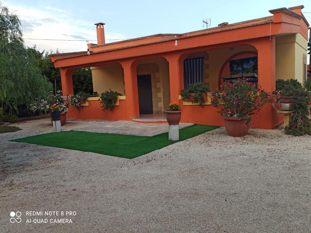 una casa con un césped verde delante de ella en Villa vista mare en Santa Cesarea Terme