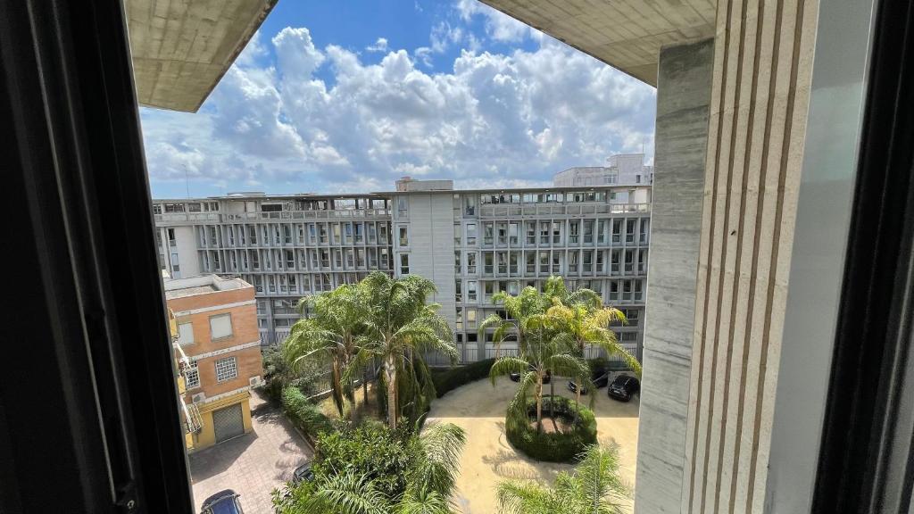 widok na duży budynek z okna w obiekcie Tranquillo UpTown Lecce w mieście Lecce