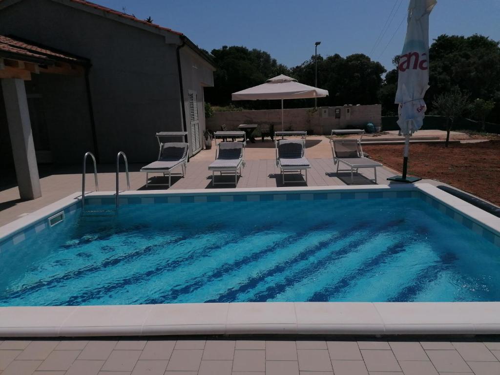 Bazén v ubytování House with pool nebo v jeho okolí