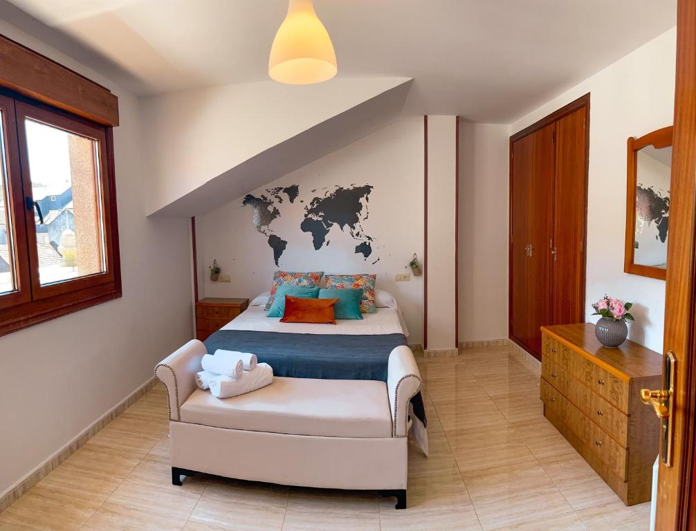 カルダス・デ・レイスにあるApartamento La Iglesiaのベッドルーム1室(壁に地図を掲載したベッド1台付)