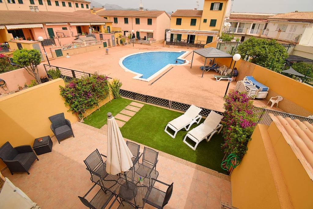 an overhead view of a courtyard with a pool and chairs at Casa Robes Sa Pobla 170 by Mallorca Charme in Sa Pobla