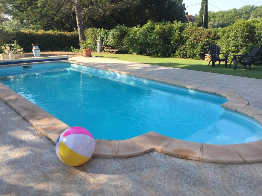 ein Schwimmbad mit Strandball in der Mitte in der Unterkunft gite LESIMON in Cotignac