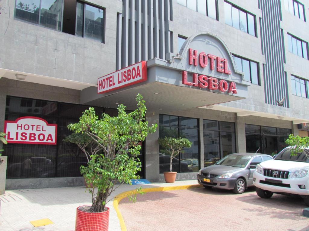 un hotel con coches aparcados delante en Hotel Lisboa, en Panamá