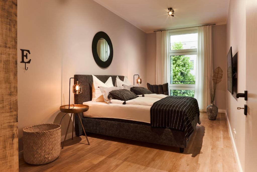 una camera con un grande letto e una finestra di Luxus Ferienwohnung Am Dalberg, Fulda beste Lage a Fulda