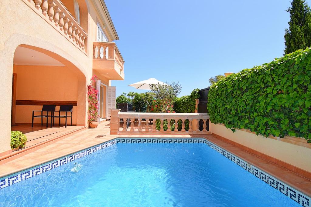 een zwembad in de achtertuin van een huis bij Villa Posidonia 050 by Mallorca Charme in Son Serra de Marina