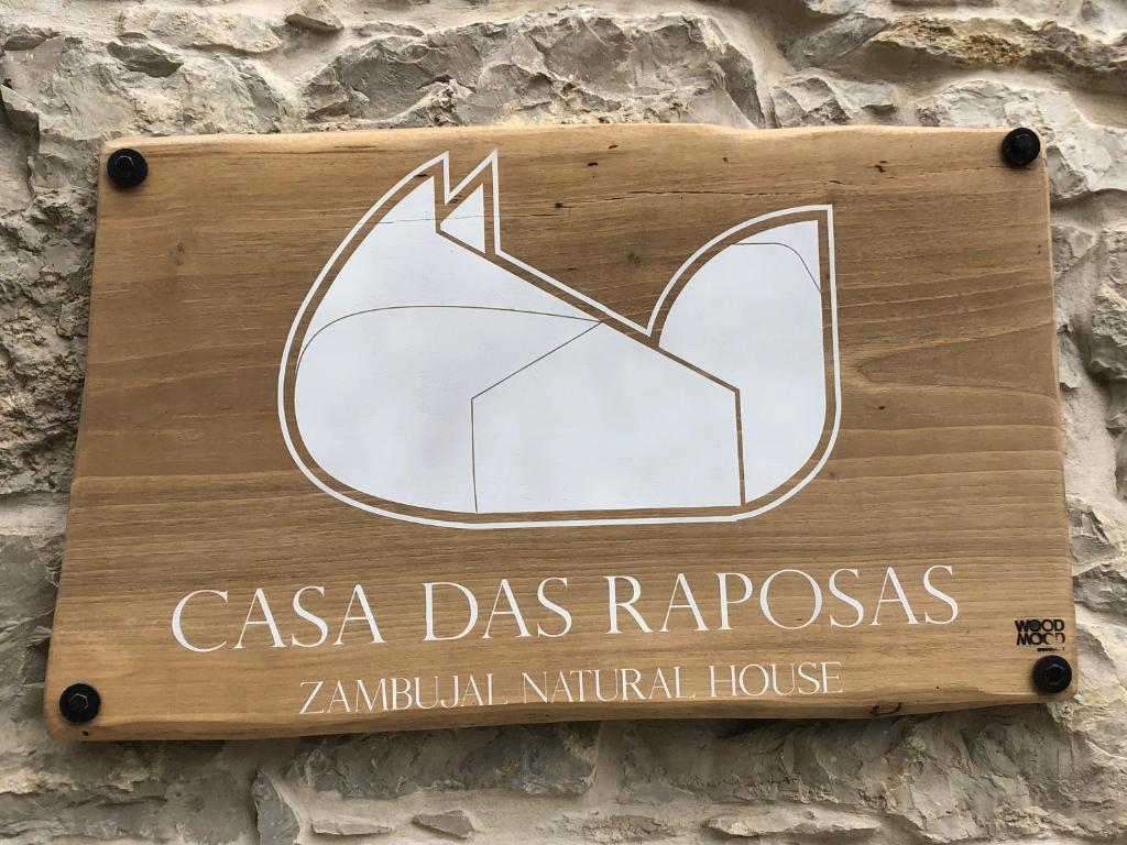 ein Schild für ein casa das ryssas an der Wand in der Unterkunft Casa das Raposas in Zambujal