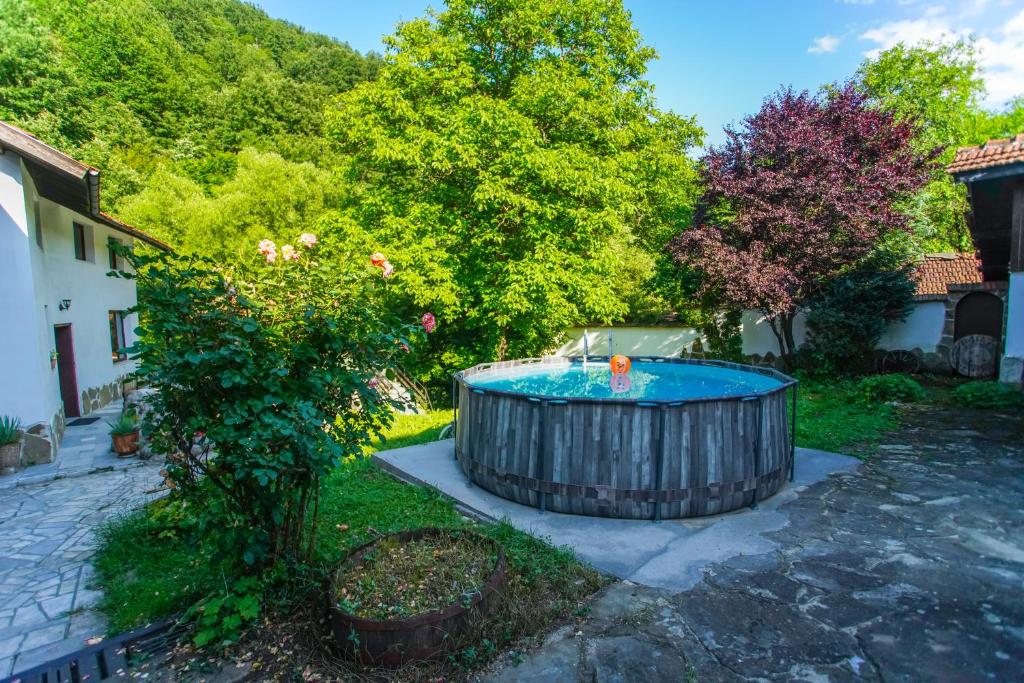 Κήπος έξω από το Guest House Planinska Sreshta