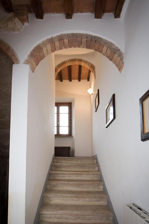 um corredor com uma escada num edifício em Sweet home, la casa del piccolo borgo em Lano