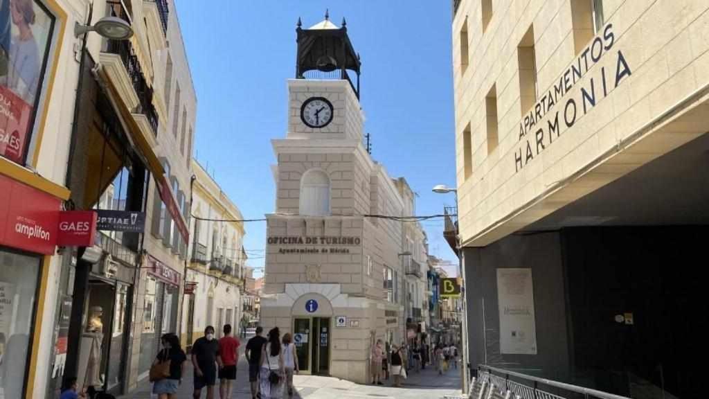 una torre del reloj en medio de una calle en Apartamentos Harmonia, en Mérida