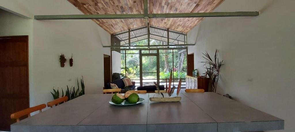 una sala de estar con una mesa con un bol de fruta. en Scarlet House, en Carate