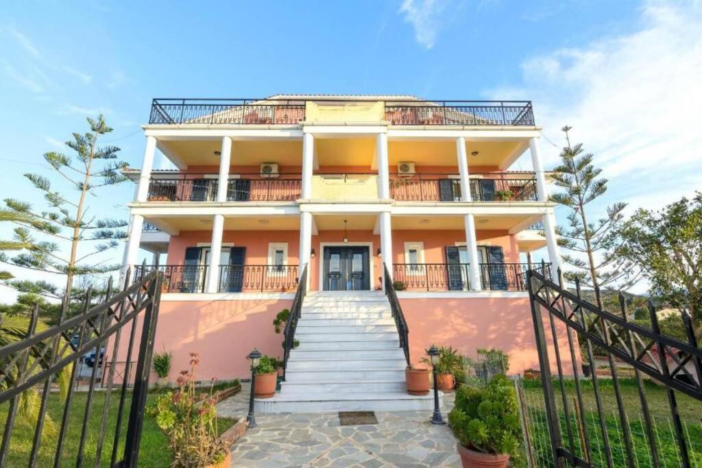 Budova, v ktorej sa apartmán nachádza